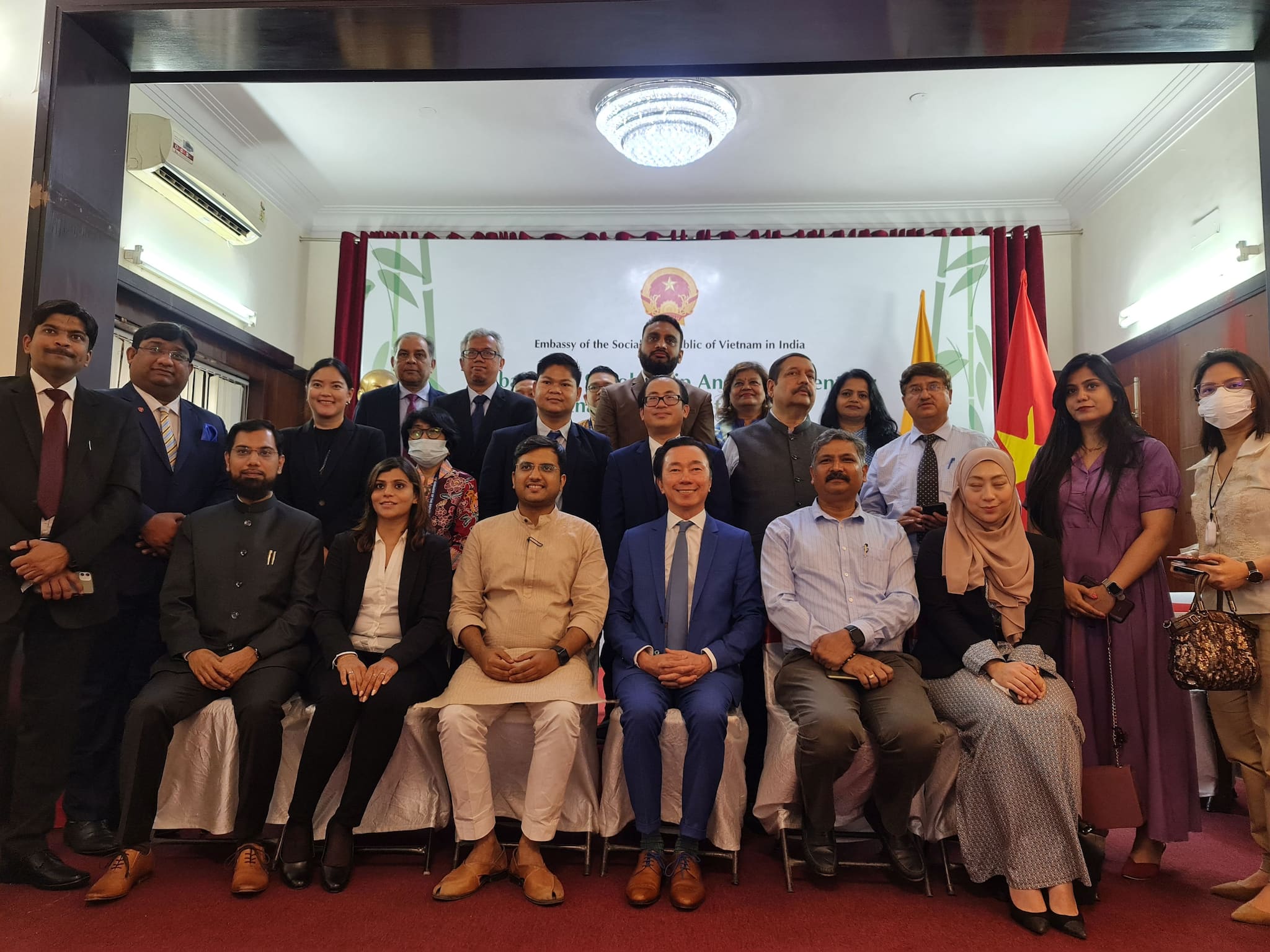 Ambassador Pham Sanh Chau (in blue) at the MoU signing ceremony in New Delhi on May 17, 2021.