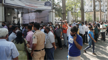 People wait in a line outside a vaccination centre to receive a dose of the COVID-19 vaccine in Mumbai, India on March 2, 2021. (Image: Reuters/Francis Mascarenhas)