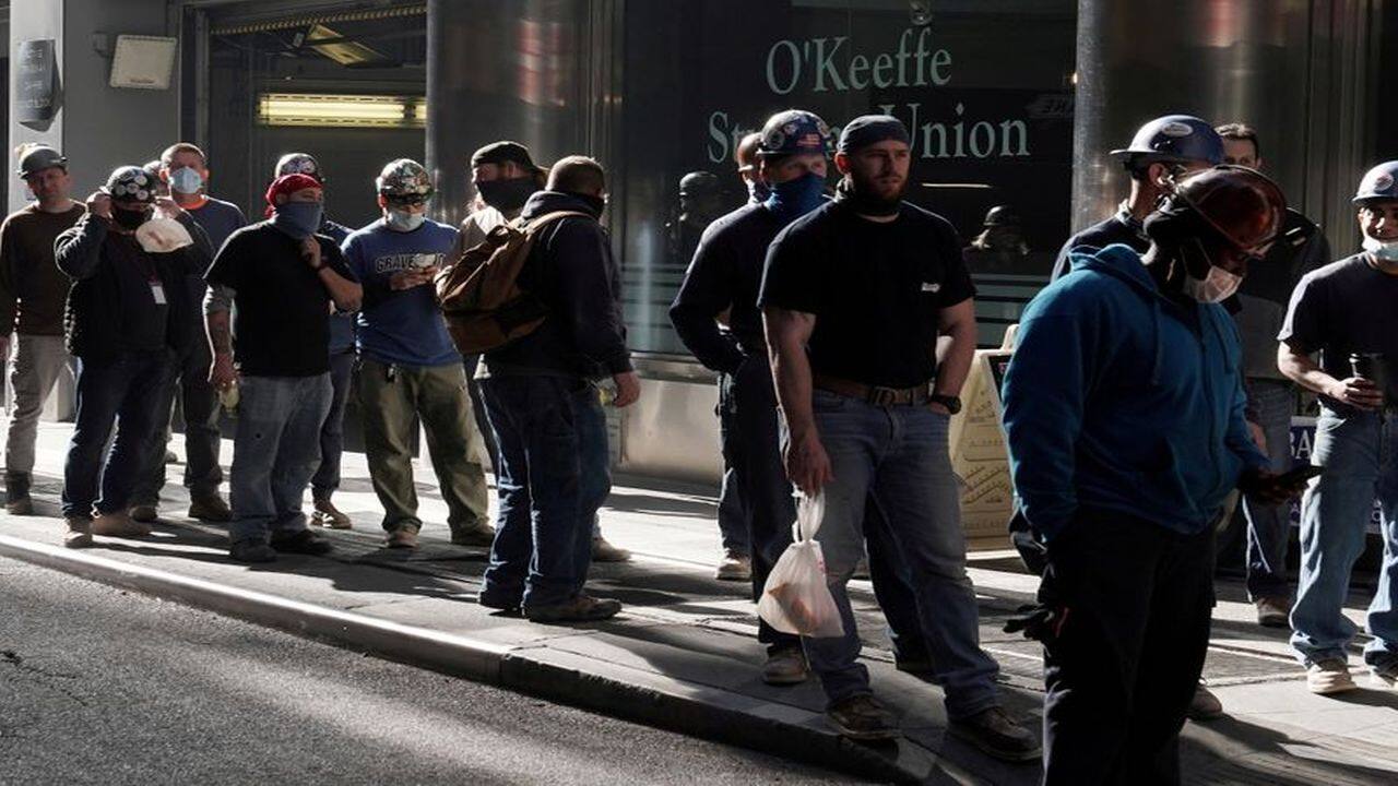 US unemployment claims fall to a pandemic low of 498,000