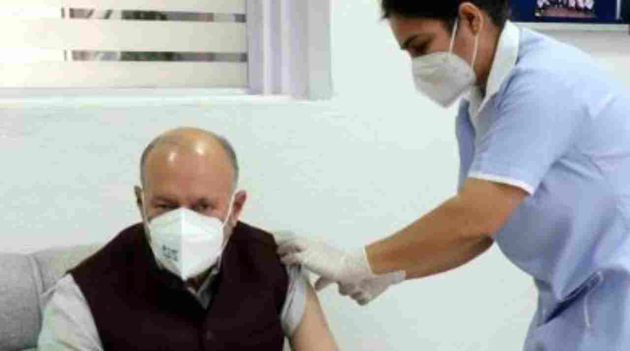 Delhi Lieutenant Governor Anil Baijal receives the first dose of the COVID-19 vaccine at Tirath Ram Shah Hospital on March 4. (Image: Twitter/@DDNewslive)