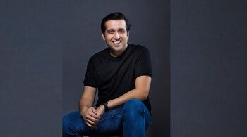 After finishing the first part of the morning routine, realme CEO Madhav Sheth sets up goals for the day.