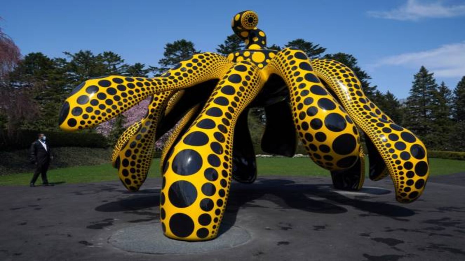 New Yayoi Kusama Exhibition in NYC Features Massive Sculptures