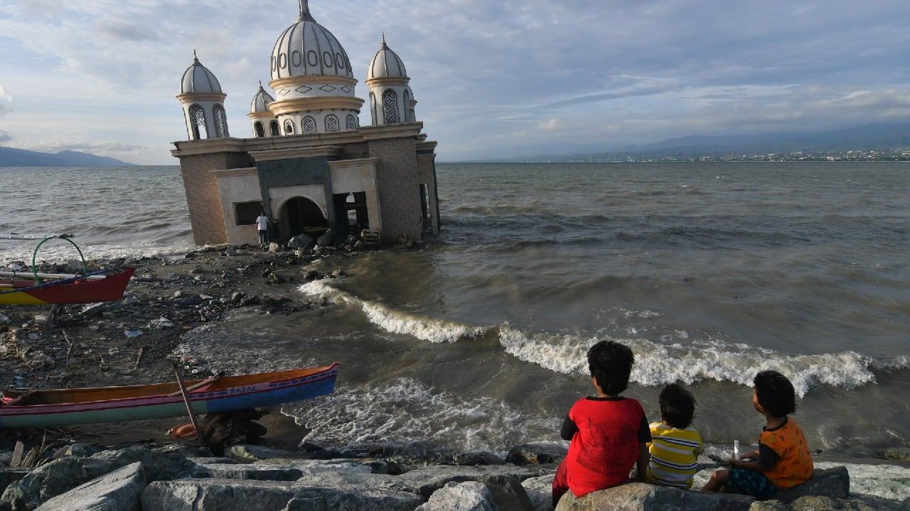 Children sit near a mosque as they wait to break the fast during the holy fasting month of Ramadan amid the coronavirus disease (COVID-19) pandemic in Palu, Central Sulawesi Province, Indonesia, April 13. (Image: Reuters)