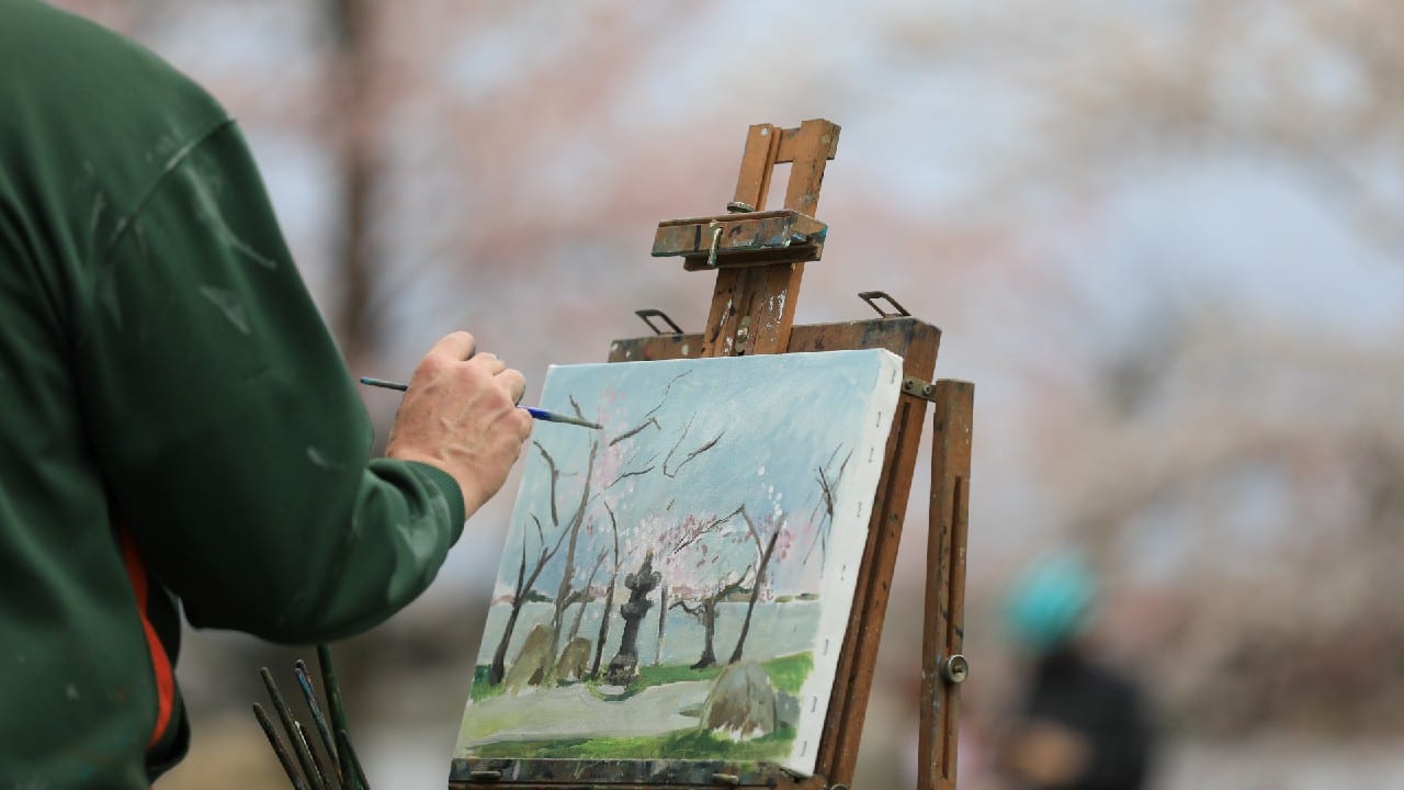 Paco Lane paints blooming cherry blossoms by the Tidal Basin in Washington, U.S. March 27. (Image: Reuters)