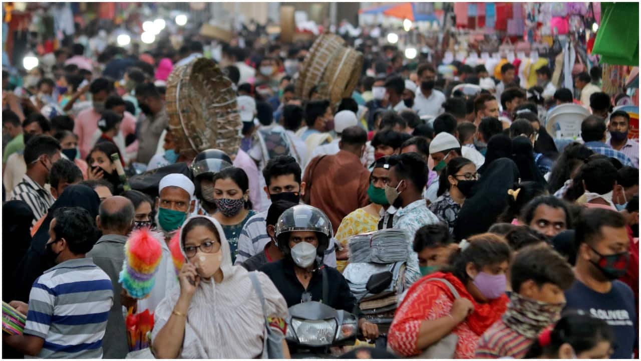 People wearing protective masks crowd a marketplace amid resurgence in COVID-19 cases in Mumbai, Maharashtra on March 22, 2021. (Image: Reuters) 