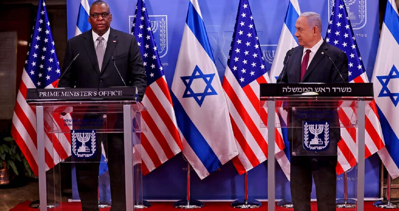 US Defense Secretary Lloyd Austin, left, and Israeli Prime Minister Benjamin Netanyahu in a joint press briefing on April 12, 2021 (Image: AP)