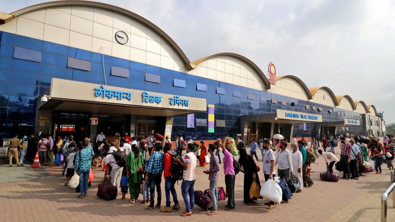 People queue to enter the Lokmanya Tilak Terminus railway station to board trains, amid the spread of the coronavirus disease in Mumbai, Maharashtra on April 21, 2021. (Image: Reuters/Niharika Kulkarni)