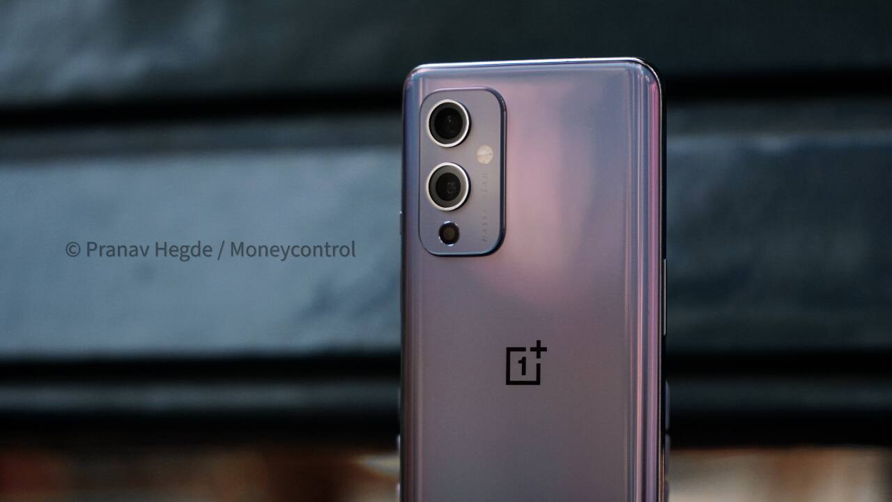 OnePlus 9 | Rs 46,999 | While the 108 MP primary sensor on the Mi 11X Pro delivers an excellent camera experience, the other two camera sensors are not quite up to the mark, which is a common trend among budget flagships. However, that ends with the OnePlus 9. Although slightly more expensive, the OnePlus 9 offers the best transition between the main and ultrawide camera lenses, something that is often reserved to the premium range. Additionally, the OnePlus 9 also uses a Snapdragon 888 SoC, a 120Hz AMOLED display, and a 4,500 mAh battery with 65W fast-charging support. OnePlus 9 | Rs 46,999 | While the 108 MP primary sensor on the Mi 11X Pro delivers an excellent camera experience, the other two camera sensors are not quite up to the mark, which is a common trend among budget flagships. However, that ends with the OnePlus 9. Although slightly more expensive, the OnePlus 9 offers the best transition between the main and ultrawide camera lenses, something that is often reserved to the premium range. Additionally, the OnePlus 9 also uses a Snapdragon 888 SoC, a 120Hz AMOLED display, and a 4,500 mAh battery with 65W fast-charging support.