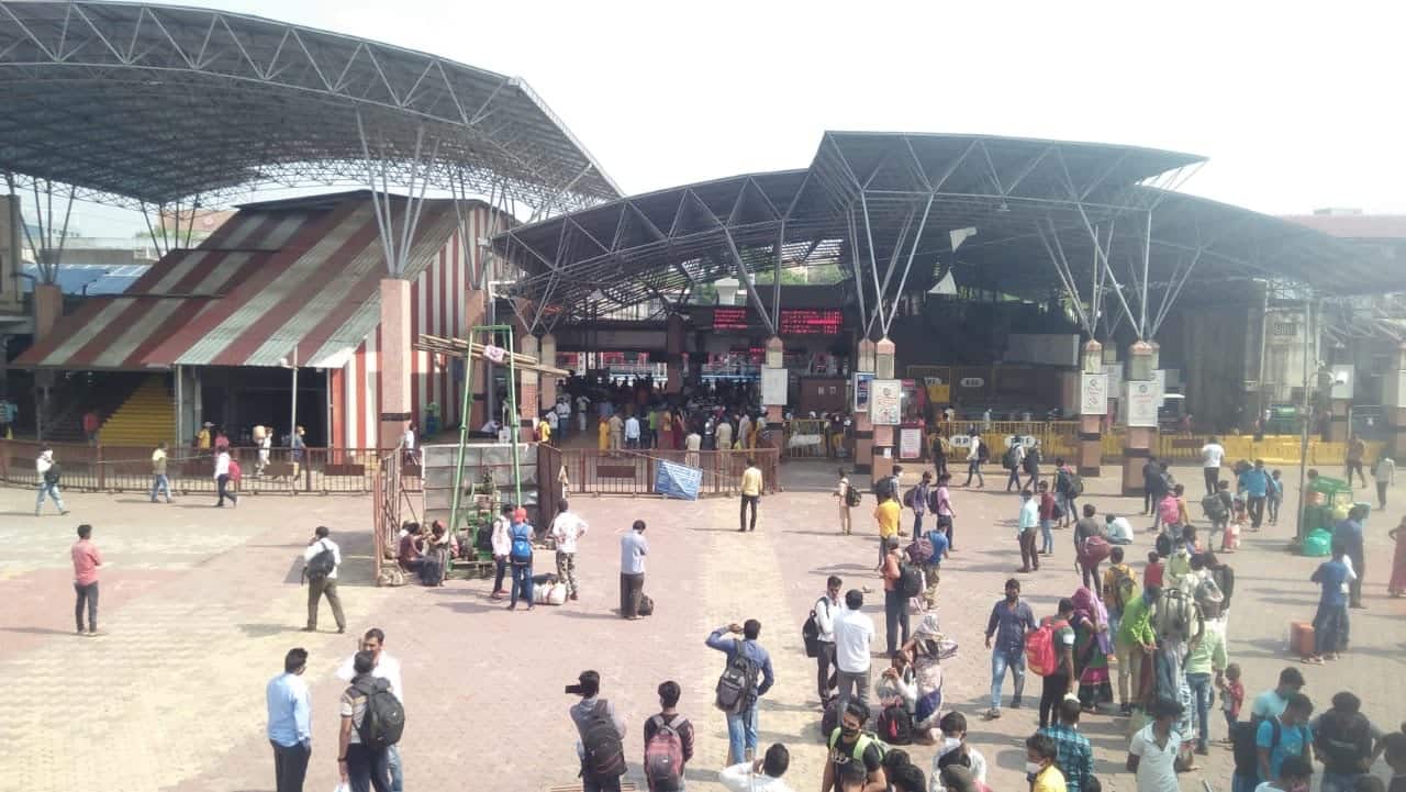 As chief minister Uddhav Thackeray announced fresh curbs on Tuesday for the next 15 days, its anticipation throughout the day led to hordes of migrants leaving Pune, flooding the railway station and bus stands. (Image: VJ Chandrakant Hanchate)