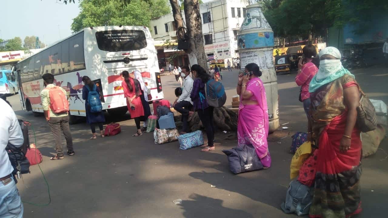Migrants waiting at the bus stand to leave Pune city. (Image: VJ Chandrakant Hanchate)
