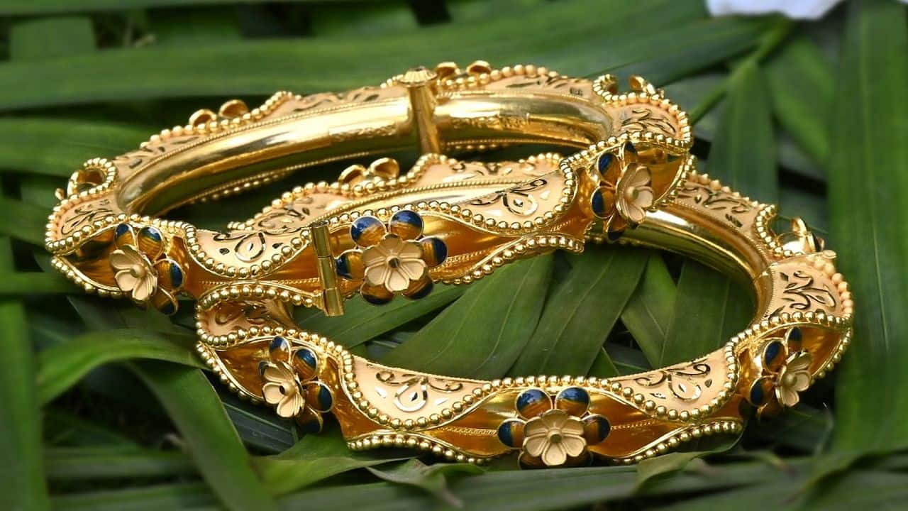 Gold price rises on persistent weakness in rupee, ahead of Fed rate decision; silver slips Gold price rises on persistent weakness in rupee, ahead of Fed rate decision; silver slips