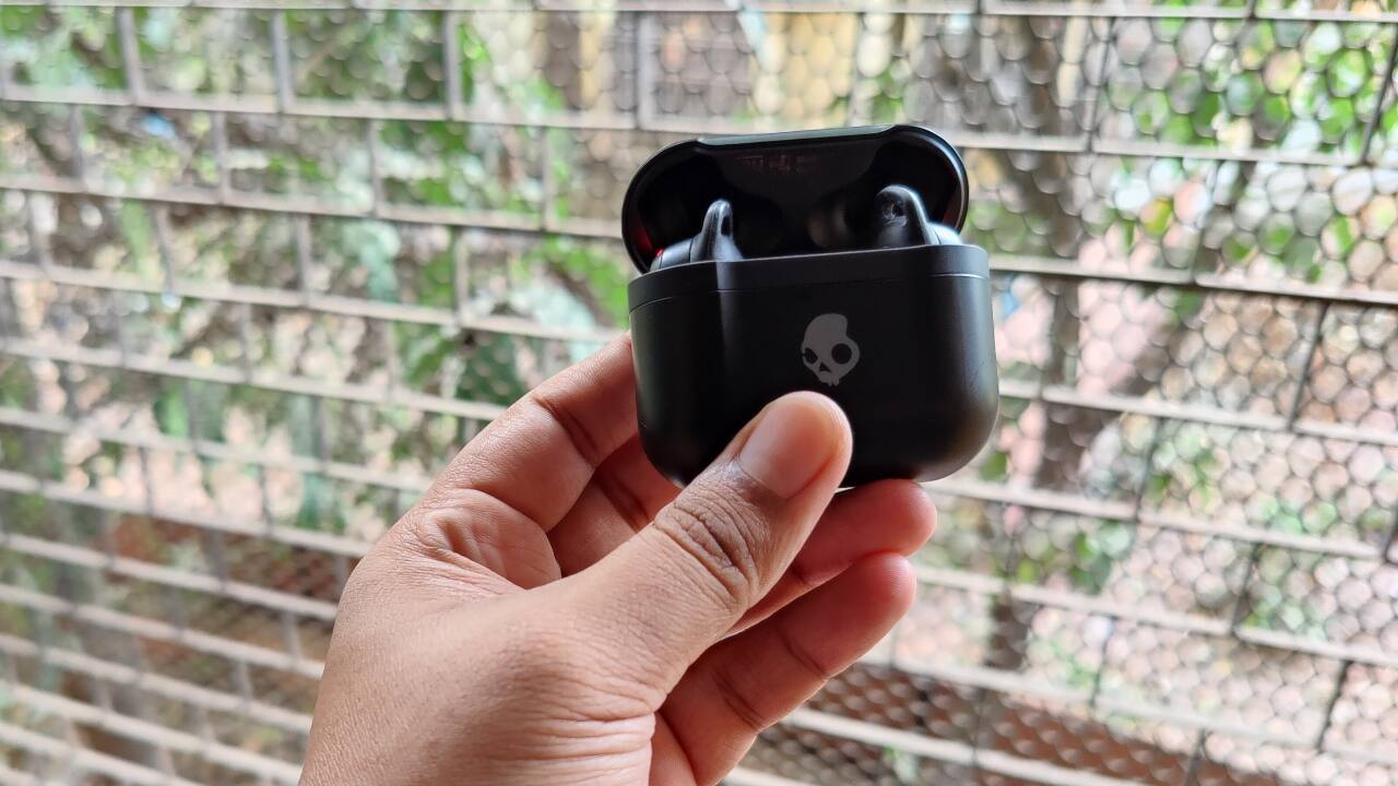 One of the biggest highlights of the Skullcandy Indy ANC buds is their active noise cancellation support. The earbuds do a pretty good job of shutting out low frequencies. I found that the earbuds were quite effective at keeping out ambient noise inside your home, i.e., noise from a fan, AC, the loud volume of the TV when you are in another room, and other such ambient noises. Outside the house, ANC worked well, shutting out some of the noise from vehicles. It is not as effective outdoors as it is indoors, but for this price ANC works really well. If you want the sound to pass through, you can also activate Ambient Mode, which works separately from ANC, and allows you to hear what’s going on in your surroundings. 