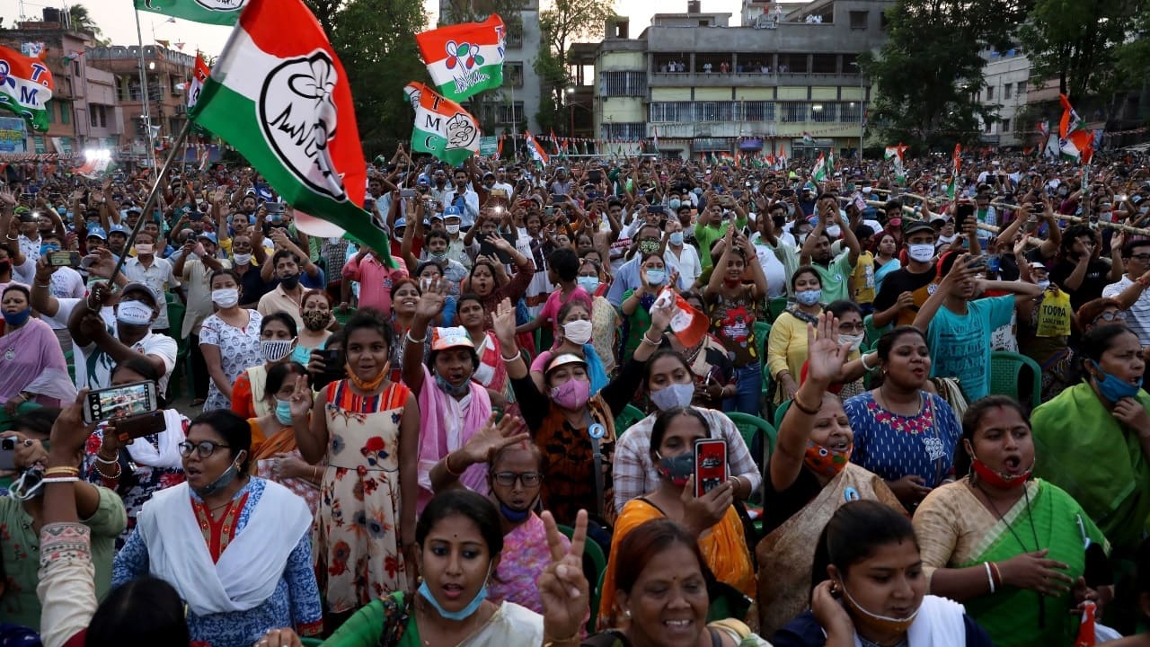 Supporters of the West Bengal Chief Minister an Trinamool Congress chief Mamata Banerjee attend an election campaign rally ahead of the fourth phase of the assembly election, amid the spread of COVID-19 in Kolkata on April 7, 2021. (Image: Reuters/Rupak De Chowdhuri)