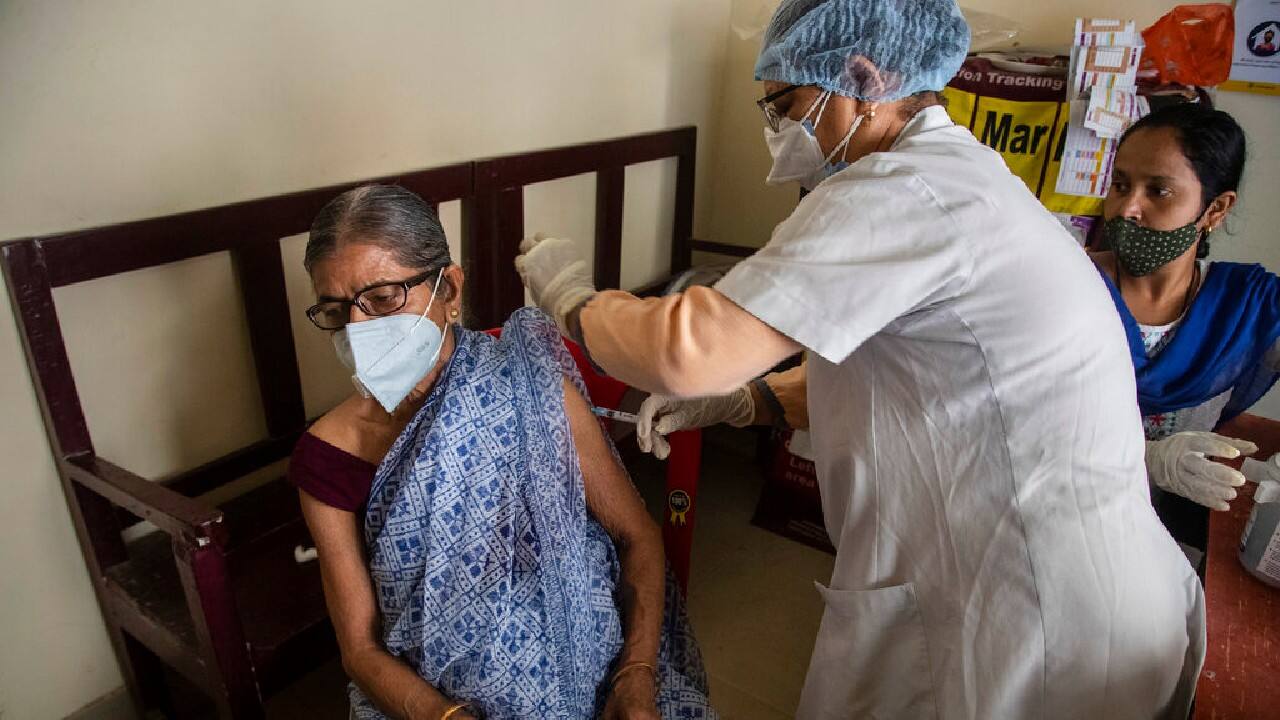 How Madhya Pradesh emerged on top of Vaccination Chart on June 21: Three times more jabs given in Indore than in Delhi How Madhya Pradesh emerged on top of Vaccination Chart on June 21: Three times more jabs given in Indore than in Delhi