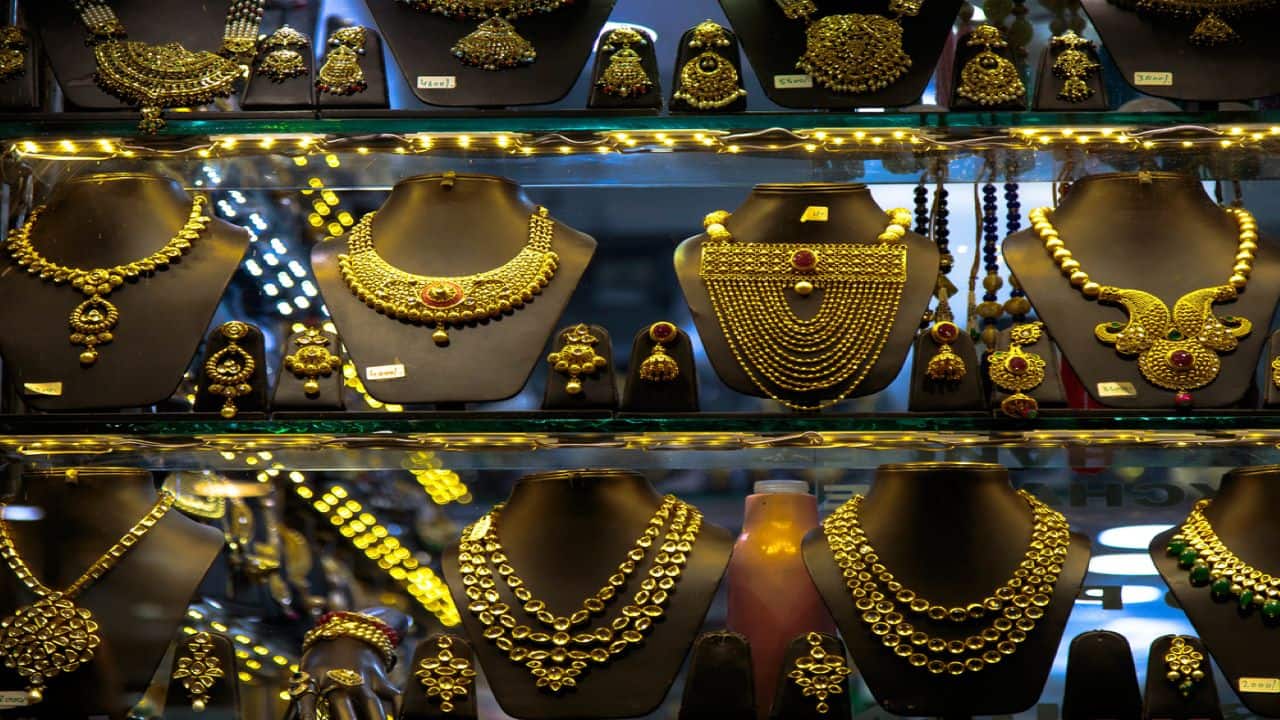Muhurat Trading 2021| Gold price up Rs 571 to close at Rs 47,571/10 gm as BOE holds rates; silvers rises nearly 3% Muhurat Trading 2021| Gold price up Rs 571 to close at Rs 47,571/10 gm as BOE holds rates; silvers rises nearly 3%