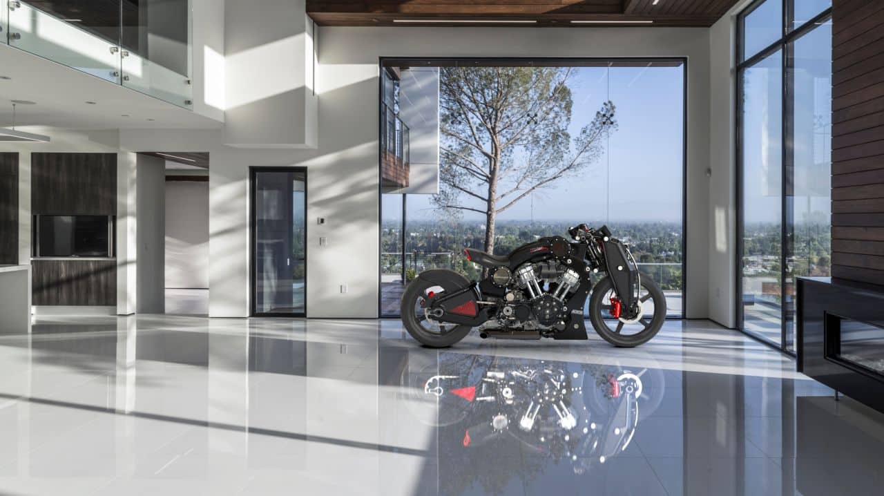 But what makes the Wraith truly unique is that it has two set of footpegs with two sets of foot controls. Basically, you can stretch your legs to cruise and bring it back under your legs when you’re feeling sporty. (Image source: Combat Motors)