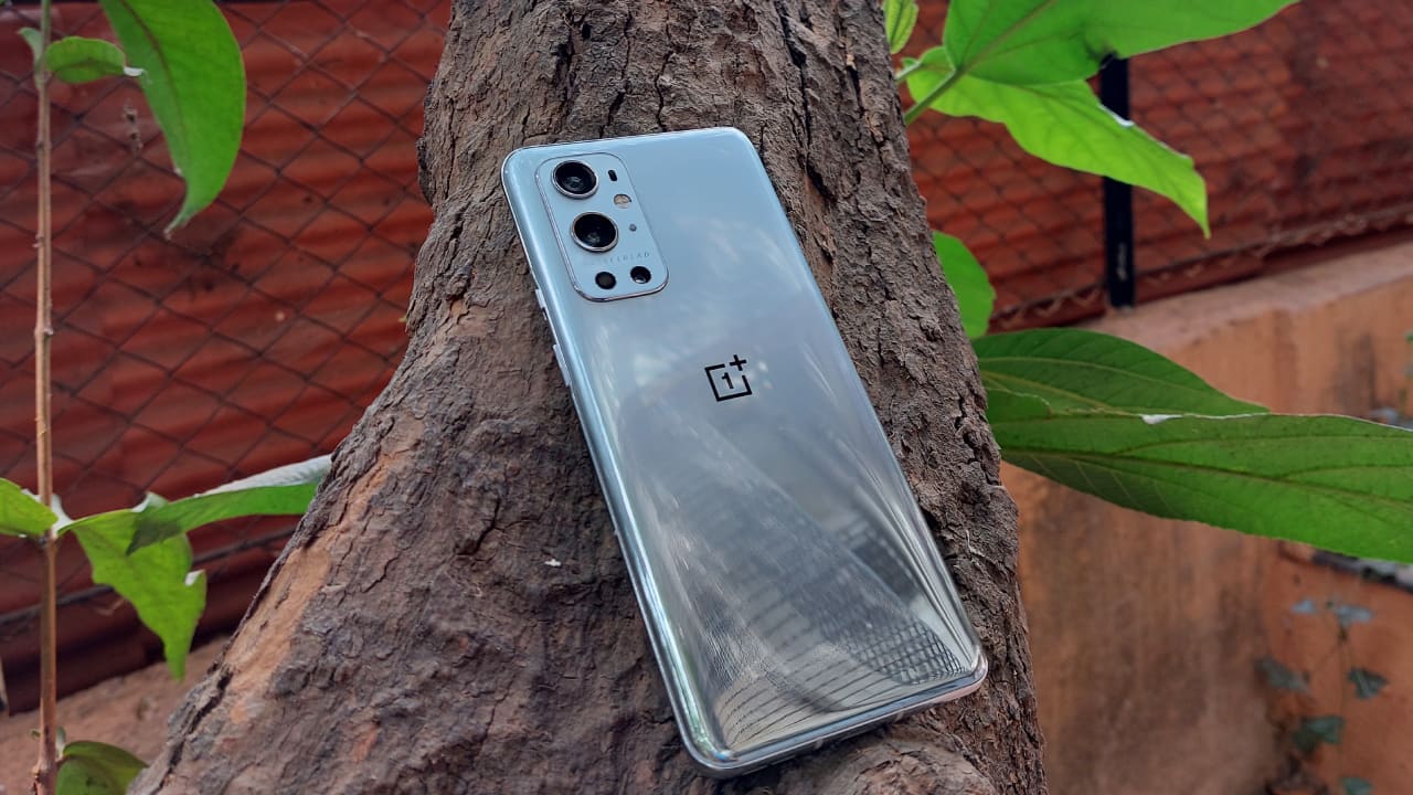 OnePlus 9 Pro | 64,999 | When it comes to offer a premium smartphone experience, few do a good a job as the OnePlus 9 Pro. When pitted against the likes of the iPhone 12 and Samsung Galaxy S21, the OnePlus 9 Pro tends to outshine them in most areas. And then there’s the Vivo X60 Pro+ and Mi 11 Ultra, both of which feature spectacular hardware that they are simply unable to back up with good software. It is easy to see any one of these four smartphones outperforming the OnePlus 9 Pro in terms of camera performance, especially the Mi 11 Ultra, but 9 Pro gets all the core flagship aspects on point in this segment. 