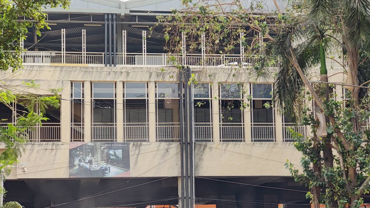 The telephoto lens is the same one seen on the 8 Pro and is quite underwhelming and isn’t able to match the bar set by the main and ultrawide sensors. In daylight, the sensor does manage to capture a good amount of detail, although colours can be a hit or a miss. Additionally, the 3.3x magnification seems too much for regular shots, but too little to get those mind-blowing zoom shots, which we saw on the Galaxy S21 Ultra (Review). Lastly, the 2 MP monochrome sensor and the laser autofocus work with all three cameras, although I didn’t find the former particularly useful.