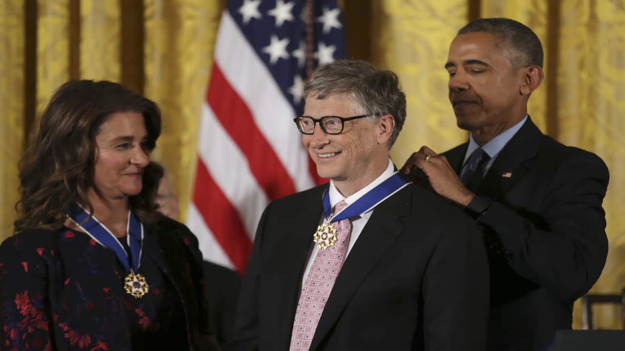 Bill (C) and Melinda (L) Gates receive their Presidential Medals of Freedom from U.S. President Barack Obama (R) in the East Room of the White House in Washington, U.S., November 22, 2016. (Image: Reuters)