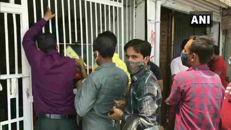 people-flock-to-buy-alcohol-amid-corona-curfew-after-liquor-shops