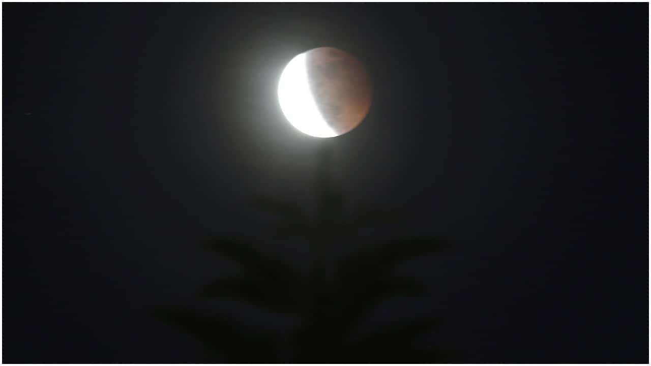 In Pics: Spectacular views of the rare Super Blood Moon Eclipse ...