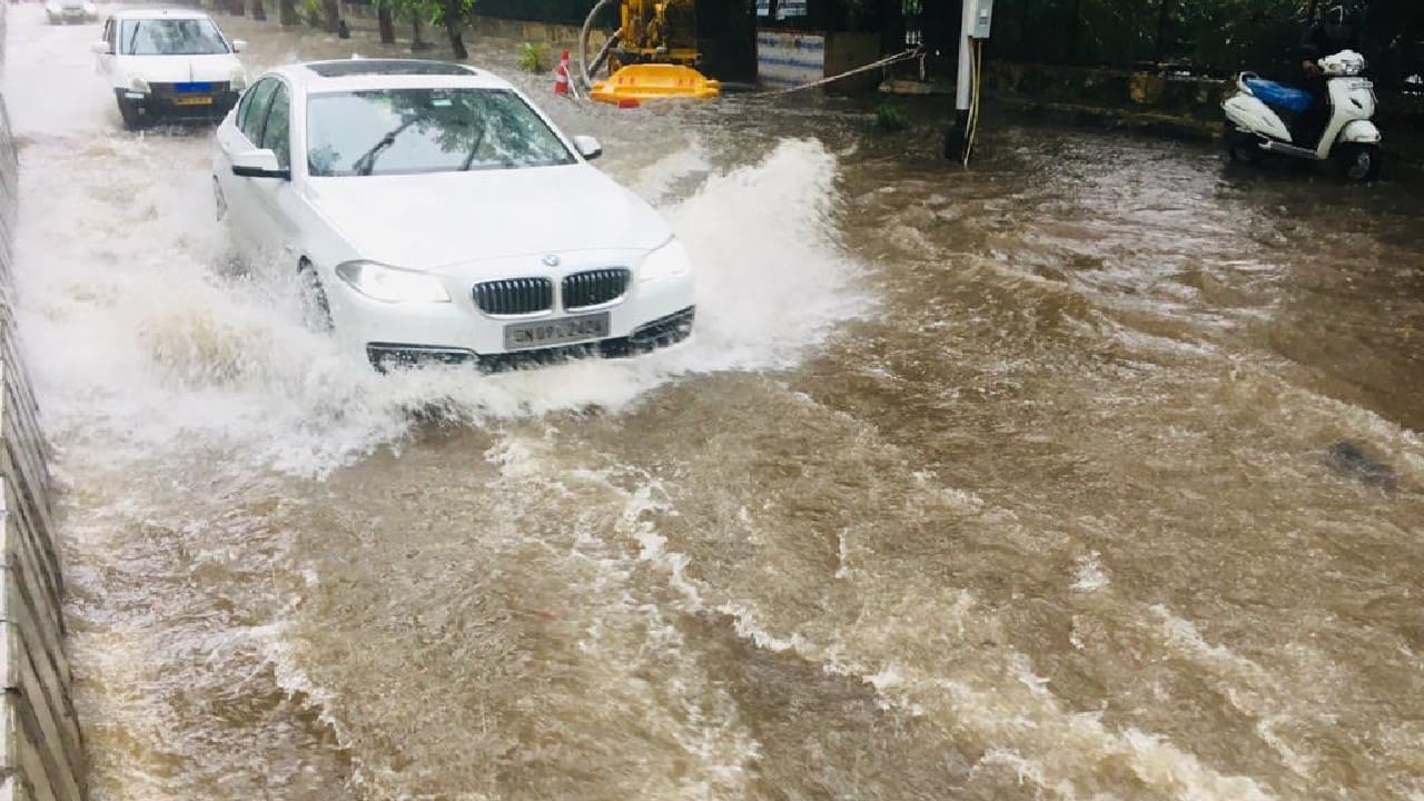 Several parts of Mumbai and suburbs witnessed heavy rainfall along with thunder in the morning. (Image: News18)