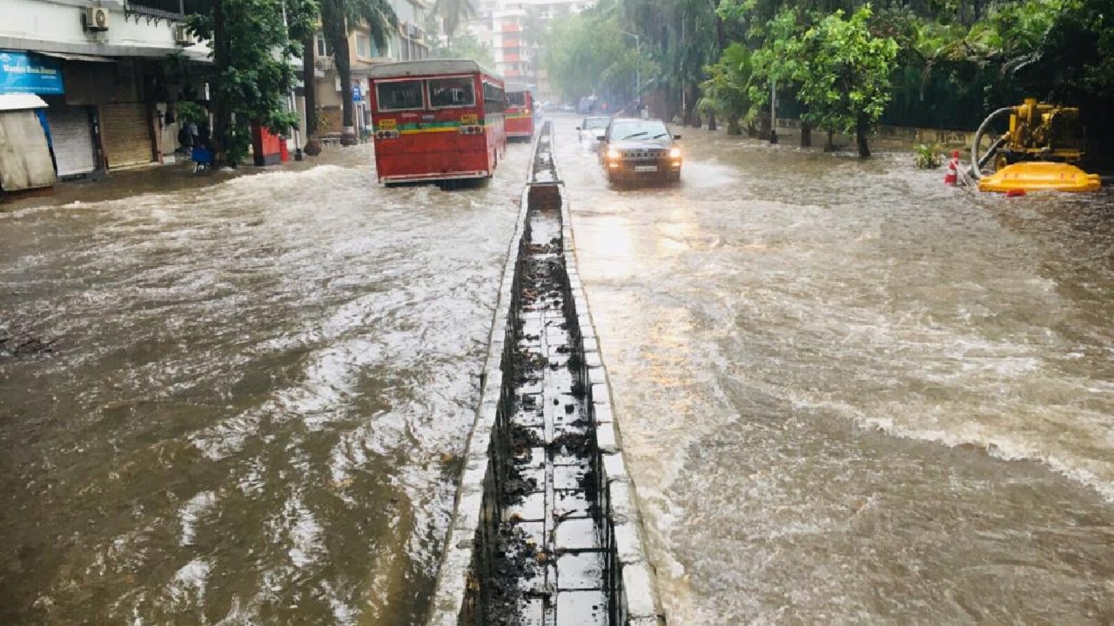 https://images.moneycontrol.com/static-mcnews/2021/06/6-mumbai-rainfall.jpg?impolicy=website&width=1600&height=900