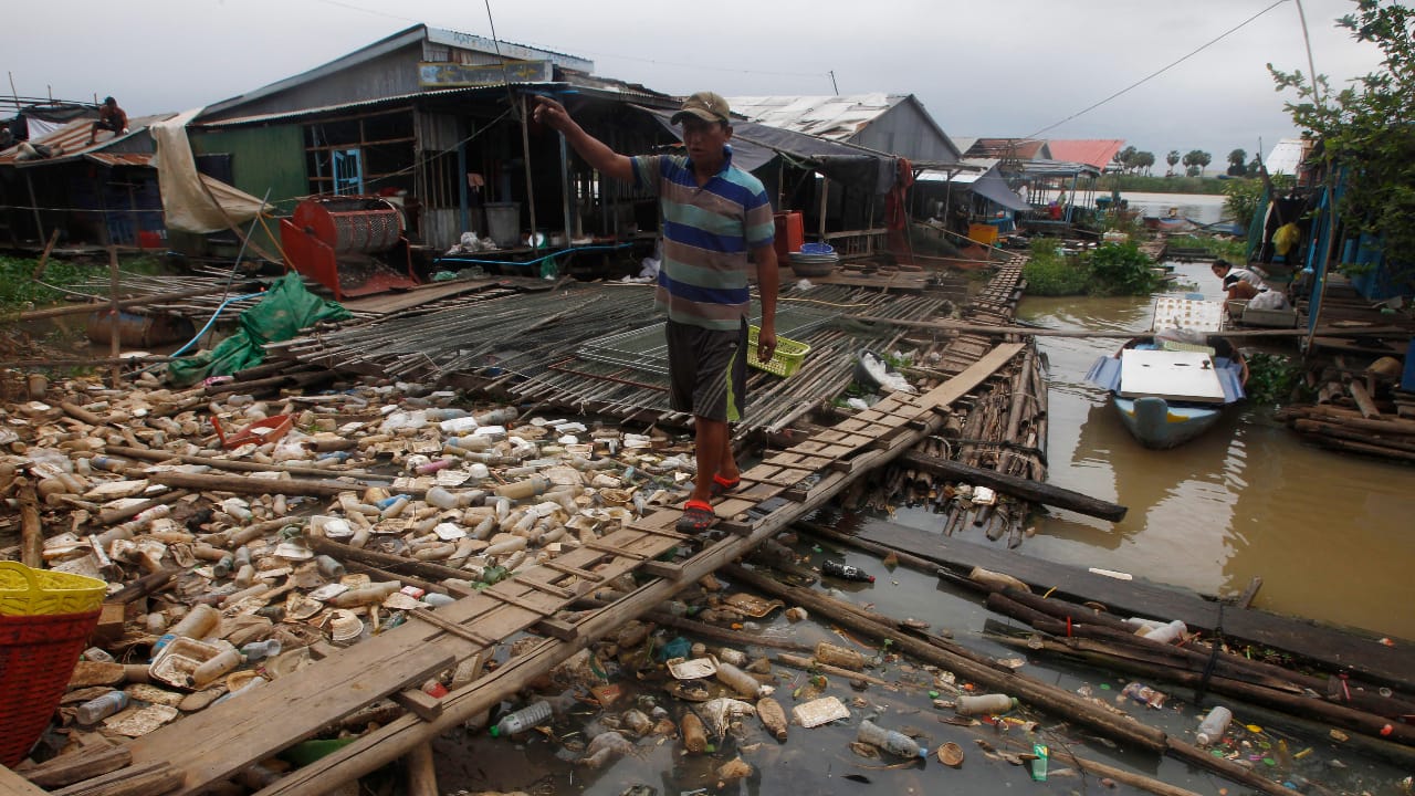 Cambodia orders dismantling of floating houses along river Tonle Sap ...