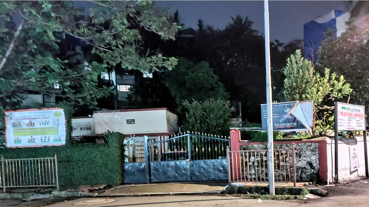 In low light, the Nord CE’s camera relies more on software than hardware, but does pump out average results. So long as you have some ambient light to work with, noise is generally kept under control, while detail is persevered. 