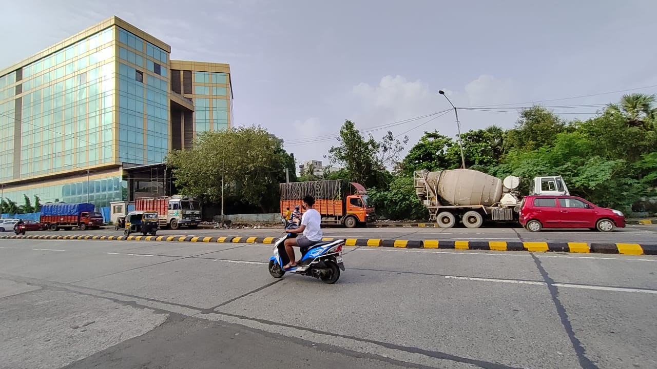 The ultrawide shooter does a fairly decent job by increasing the field of view and getting some solid shots in daylight, although the dip in image quality is evident. 