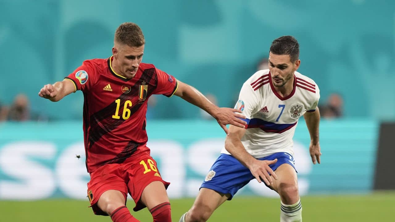 Soccer Football - Euro 2020 - Group B - Belgium v Russia - Gazprom Arena, Saint Petersburg, Russia - June 12, 2021 Belgium's Thorgan Hazard in action with Russia's Magomed Ozdoyev Pool via REUTERS/Dmitri Lovetsky - UP1EH6C1LR4GQ