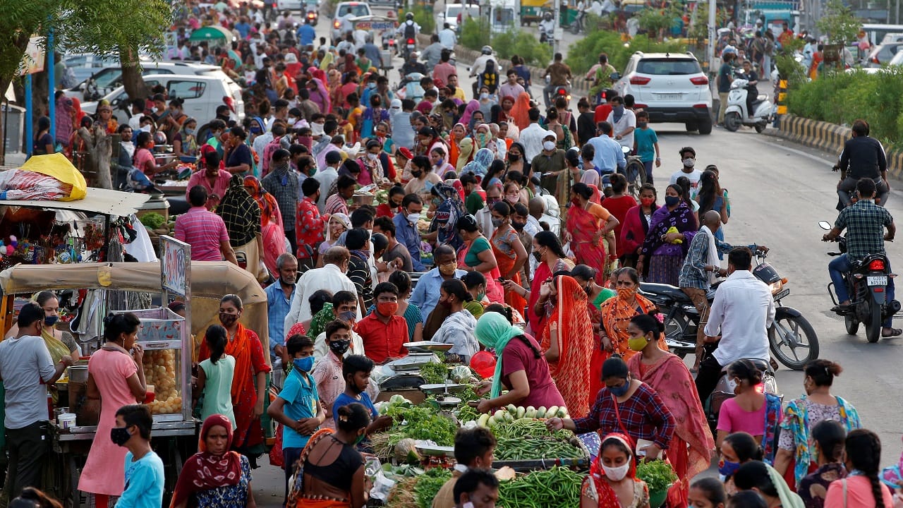 People shop at a crowded roadside vegetable market after authorities eased restrictions following a drop in COVID-19 cases in Ahmedabad, Gujarat on June 15, 2021 (Image: Reuters/Amit Dave)