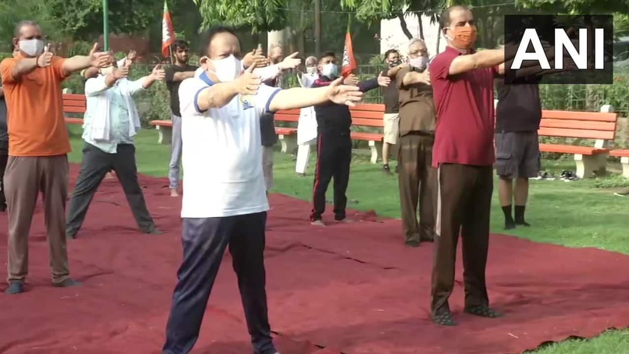 Union Health Minister Dr Harsh Vardhan performs Yoga at Maharaja Agrasen Park, on #InternationalDayOfYoga_