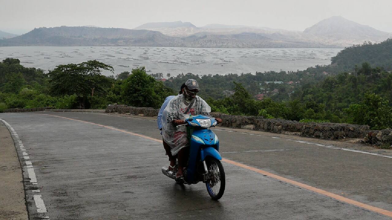 More than 14,000 people may have to be moved temporarily away from the volcano, said Mark Timbal, a spokesman for the government’s disaster-response agency. Most evacuation camps have set up isolation areas in case anyone began showing COVID-19 symptoms. (Image: AP)