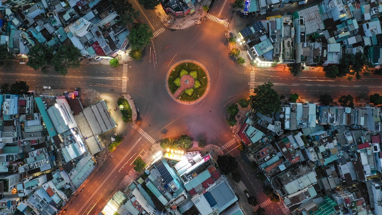 An empty intersection is seen from an aerial view in Ho Chi Minh City, Vietnam, on July 22. Vietnam's southern metropolis Ho Chi Minh City tightened restrictions with a curfew order to contain a surge of COVID-19. (Image: AP)