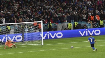 Italy's Jorginho scores the winning penalty during a penalty shootout at the end of during the Euro 2020 soccer championship semifinal match between Italy and Spain at Wembley stadium in London, Tuesday, July 6, 2021. (Facundo Arrizabalaga/Pool Photo via AP)