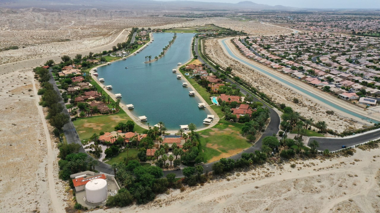 Aerial view shows the artificial lake, Shadow Lake Estates, next to desert landscape in Indio, California. (PC-REUTERS/Aude Guerrucci)