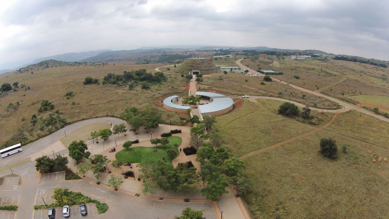 Cradle of Humankind, Maropeng, Gauteng, South Africa. (Image: South African Tourism via Wikimedia Commons CC2.0)