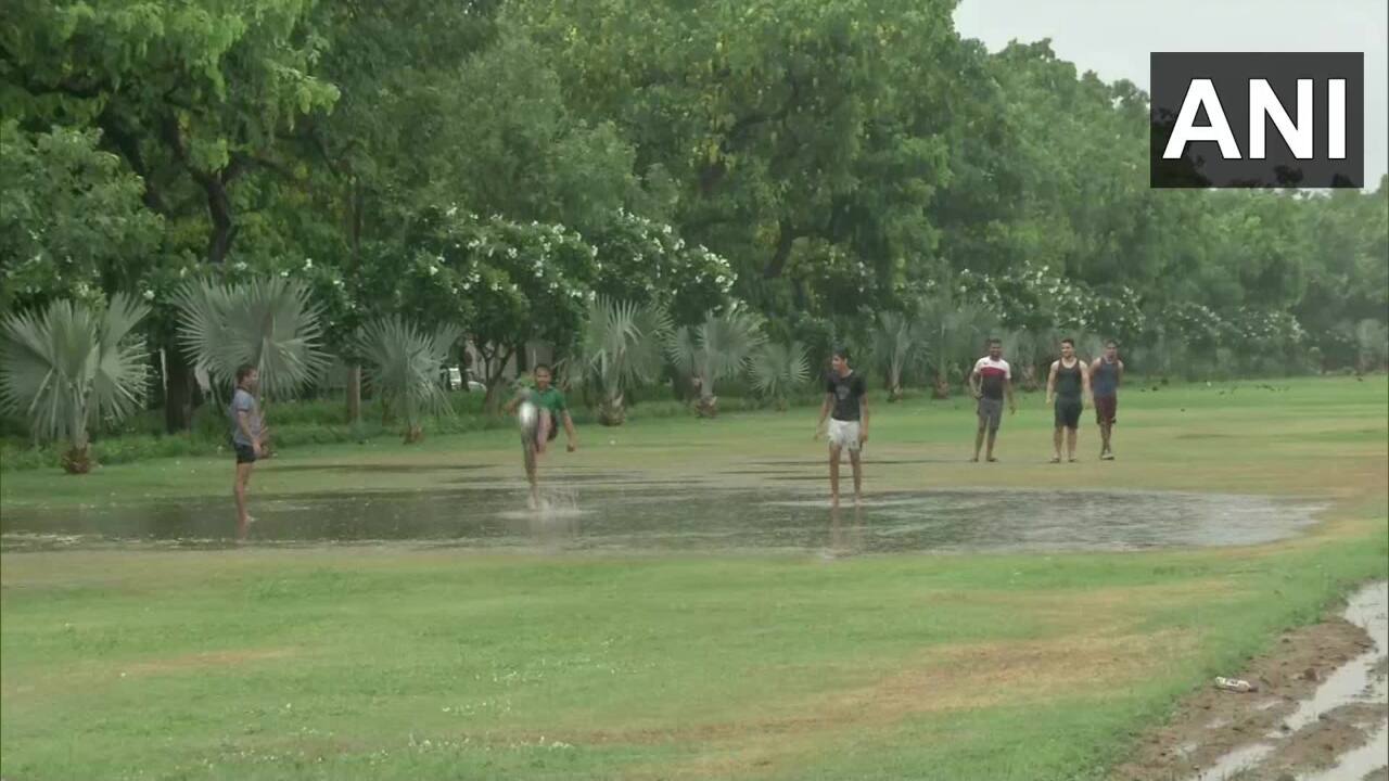 The weather department revised the forecast yet again on Saturday, saying the monsoon may reach the capital in the next 24 hours. But the wind system kept the city waiting on Sunday and there was hardly any rainfall on Monday too. (Image: ANI)