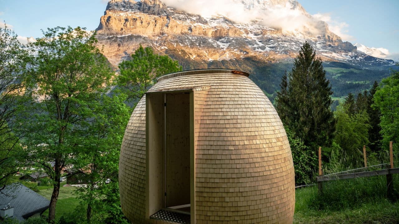 Aussenansicht Bienenkorb mit der Eiger-Norwand, Million Stars Hotel. (Image: Switzerland Tourism)
