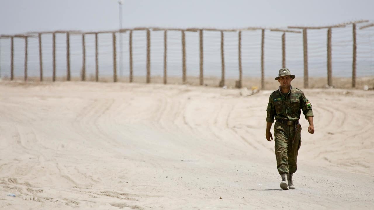 A frontier guard walks along the border fence near the Panji Poyon border outpost, some 150 kilometre south of Tajikistan’s capital Dushanbe, on May 31, 2008 (Image: Reuters/Shamil Zhumatov)