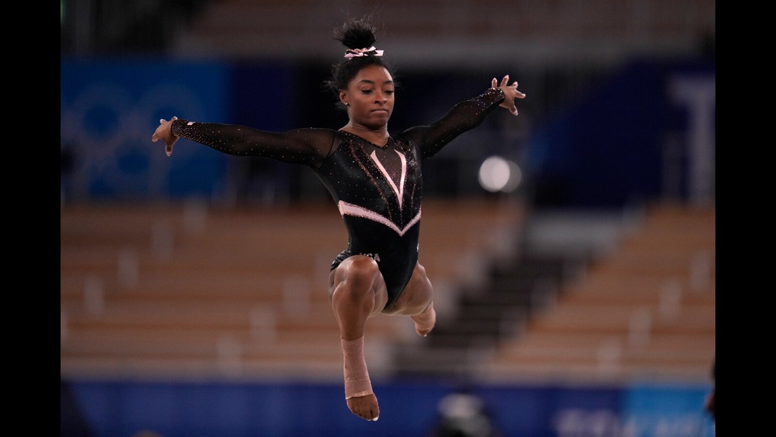 Simone Biles dazzles in her return following a two-year layoff to easily  claim the U.S. Classic