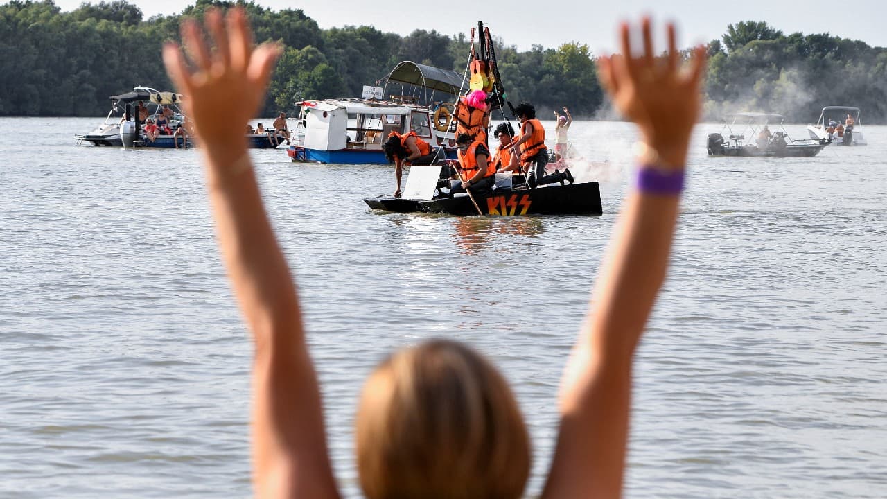 Participants compete in a crazy boat race on the Danube River in Harta, Hungary, August 14. (Image: Reuters)