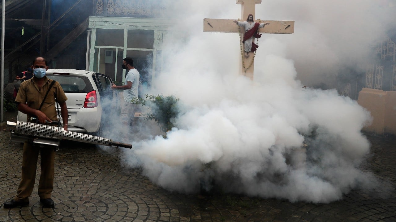An health worker fumigates an area to control the breeding of mosquitoes in Mumbai, India, August 19. (Image: AP)