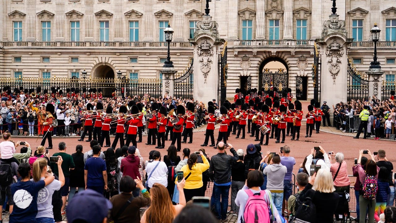 https://images.moneycontrol.com/static-mcnews/2021/08/3-UK-guard-ceremony-after-Covid.jpg