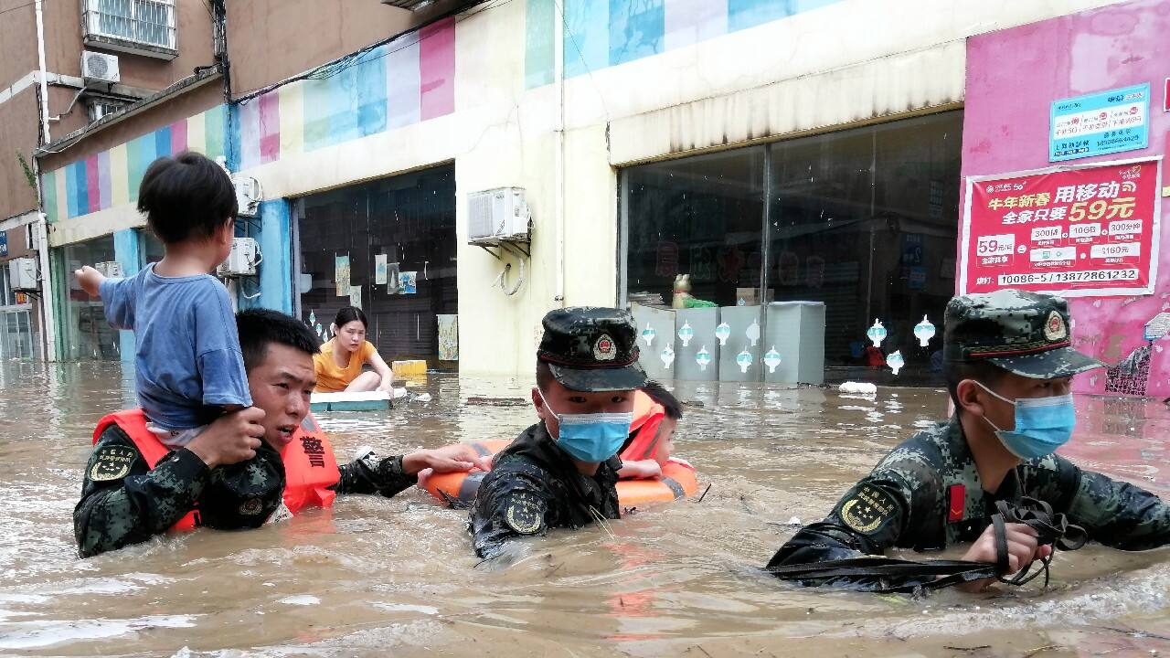 Chinese paramilitary police work to evacuate people trapped in a flooded area in Suizhou in central China's Hubei Province, August 12. (Image: AP)