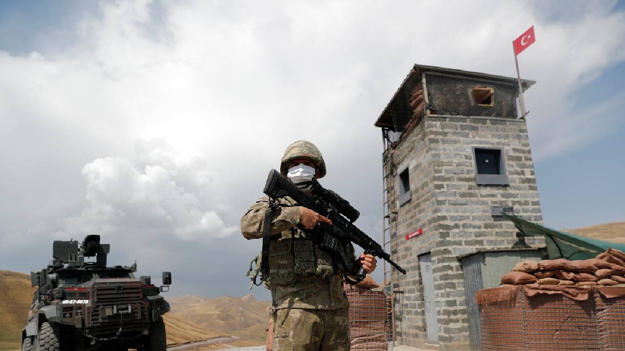A Turkish soldier stands guard at a military post in Caldiran on the Turkish-Iranian border in Van province, Turkey August 21. (Image: Reuters)