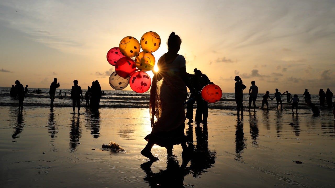 A woman sells balloons at a Juhu beach in Mumbai, India, August 24. (Image: AP)