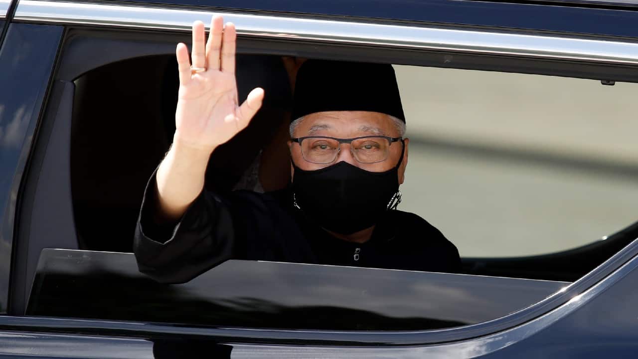 Malaysia's new Prime Minister Ismail Sabri Yaakob waves as he leaves the National Palace after swearing-in ceremony in Kuala Lumpur, Malaysia, August 21. Ismail sworn in Saturday, bringing back the rule of the country's longest-governing political party, but he faces a tall task in uniting a polarized society and reviving a slumping economy amid a worsening pandemic. (Image: AP)