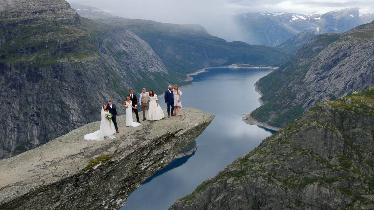 Bridal couples Lise Sydnes Bordal and Njal-Stian Bordal, Ina Kulsveen and Kjetil Skjaerbaek, Katarina Karlsson and Fredrik Gustavsson, and Tinna Bundgaard Frentz and Kasper Sorensen, who were married by mayor of Ullensvang Roald Aga Haug, take part in the first wedding ceremony at Trolltunga, Norway August 14. (Image: Reuters)